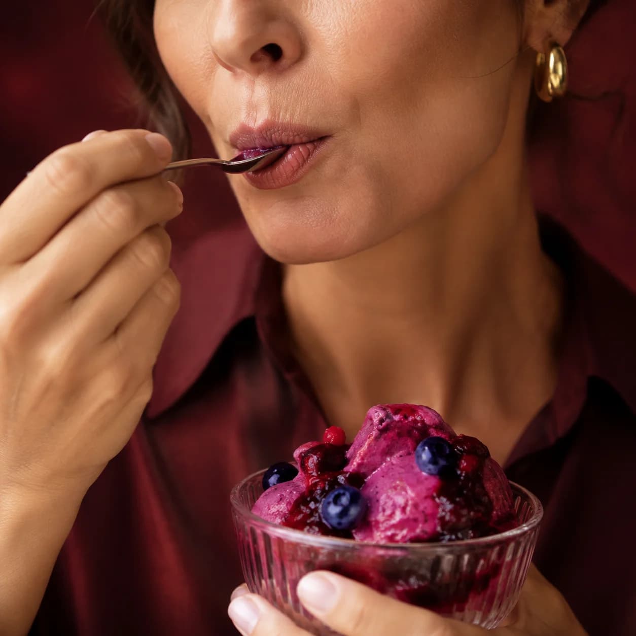 Close de uma mulher adulta provando sorvete de frutas vermelhas