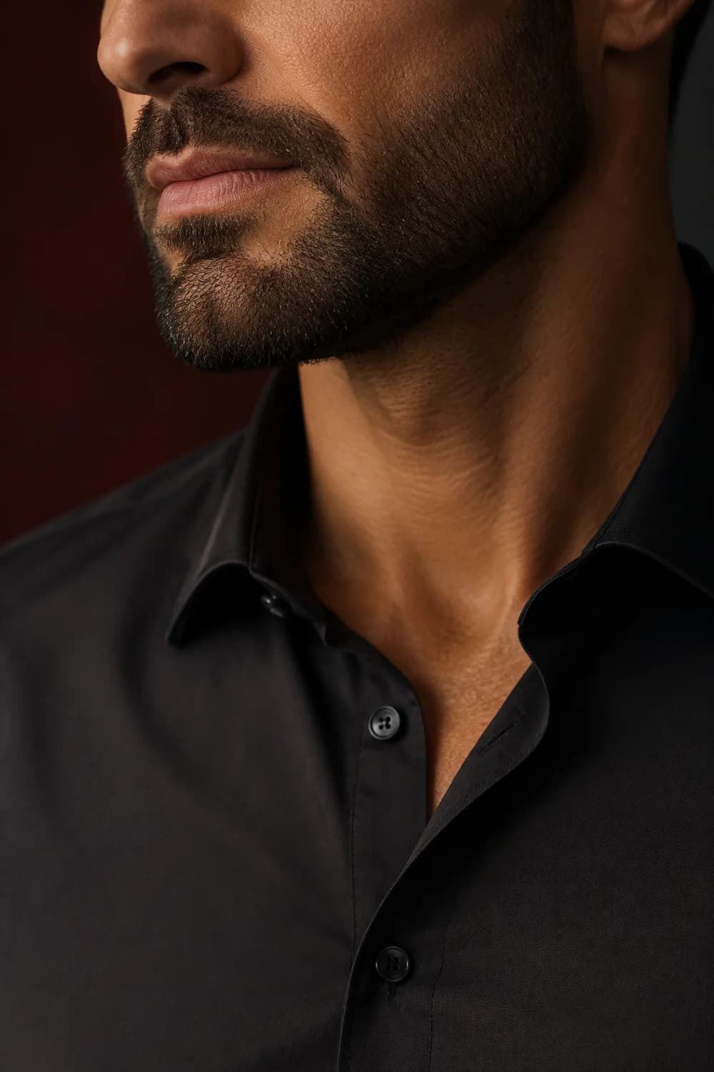 Close da mandíbula, barba e lábios de um homem adulto