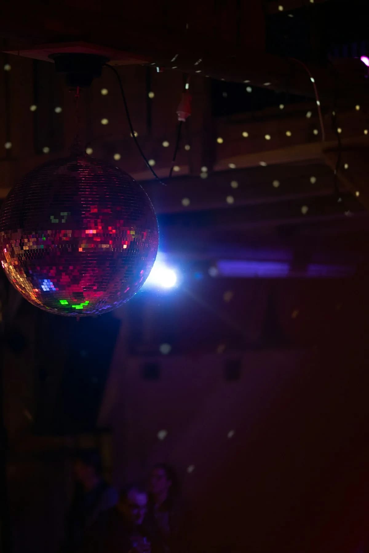 Luzes de festa e reflexos de um globo espelhado