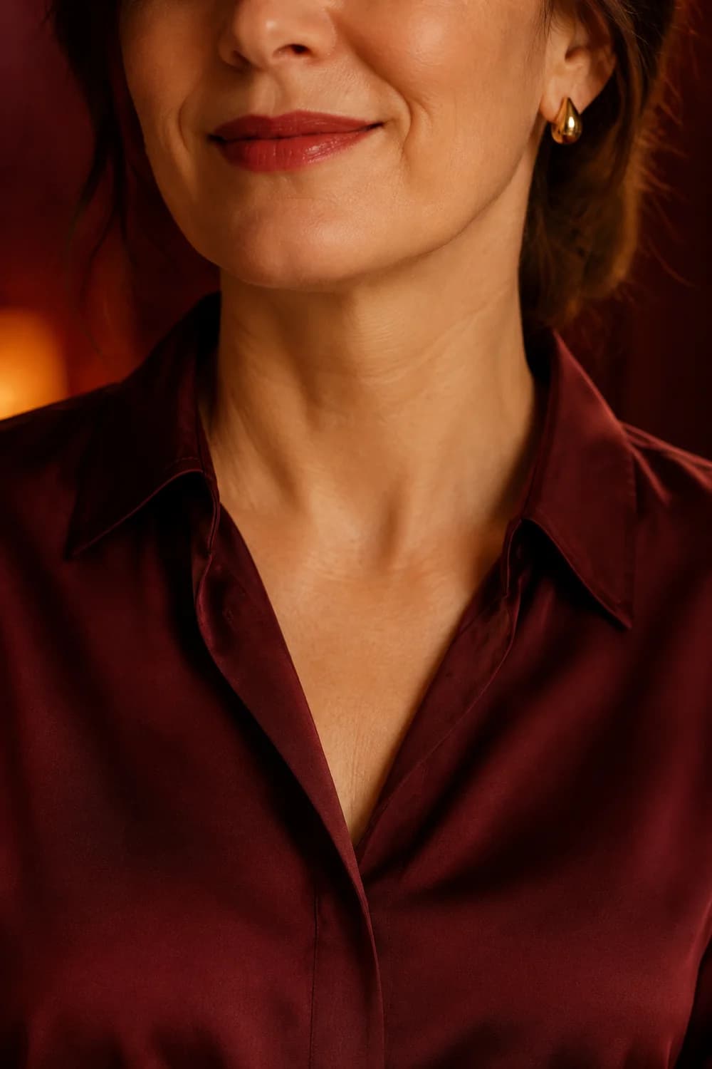 Retrato de uma mulher adulta com lábios em destaque e rosto parcialmente fora do quadro